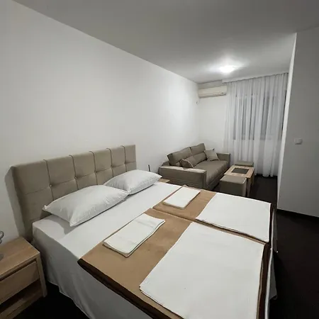 Aura Bed & Breakfast 3*