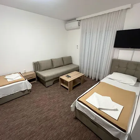 לינה וארוחת בוקר Aura 3*