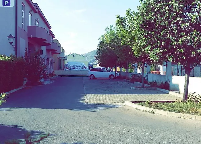 לינה וארוחת בוקר Aura 3*