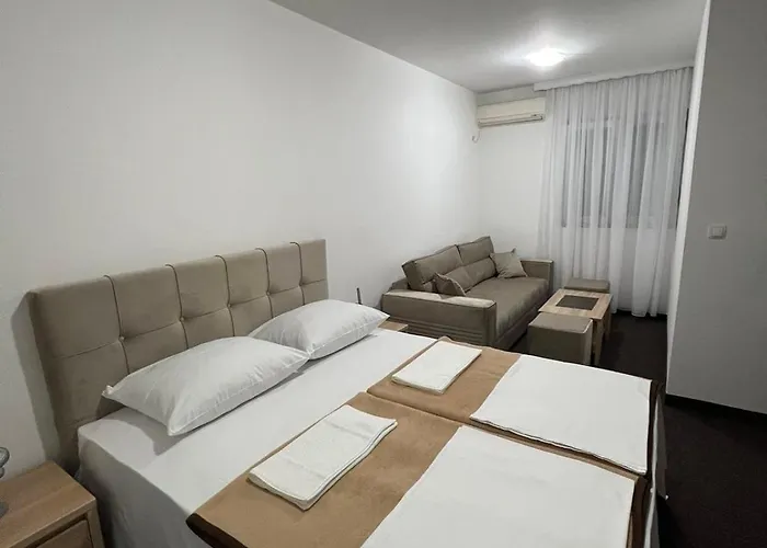 Aura Bed & Breakfast 3*