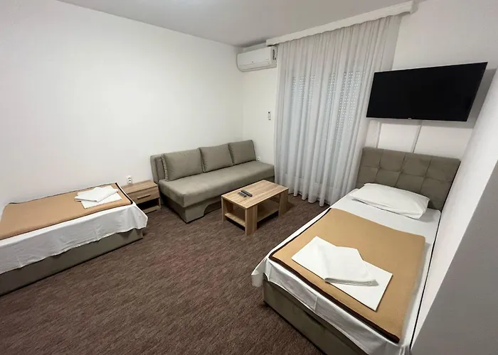 לינה וארוחת בוקר Aura 3*