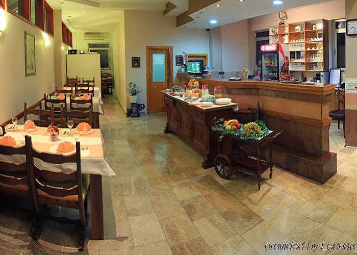 לינה וארוחת בוקר Aura